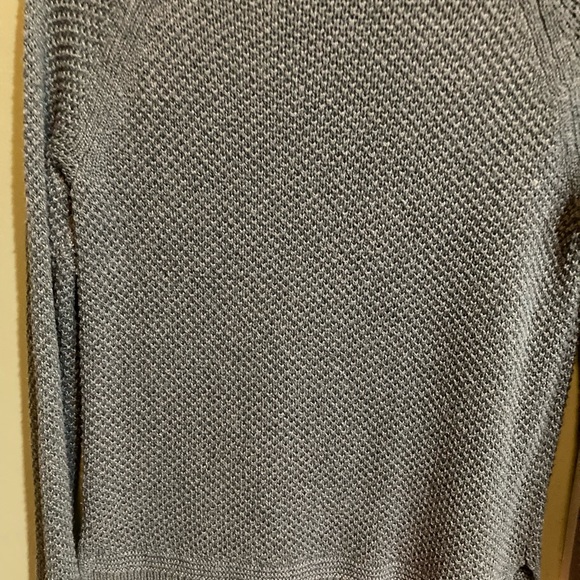 Old navy size small it's greenish gray color it has small splits on side - Picture 3 of 8
